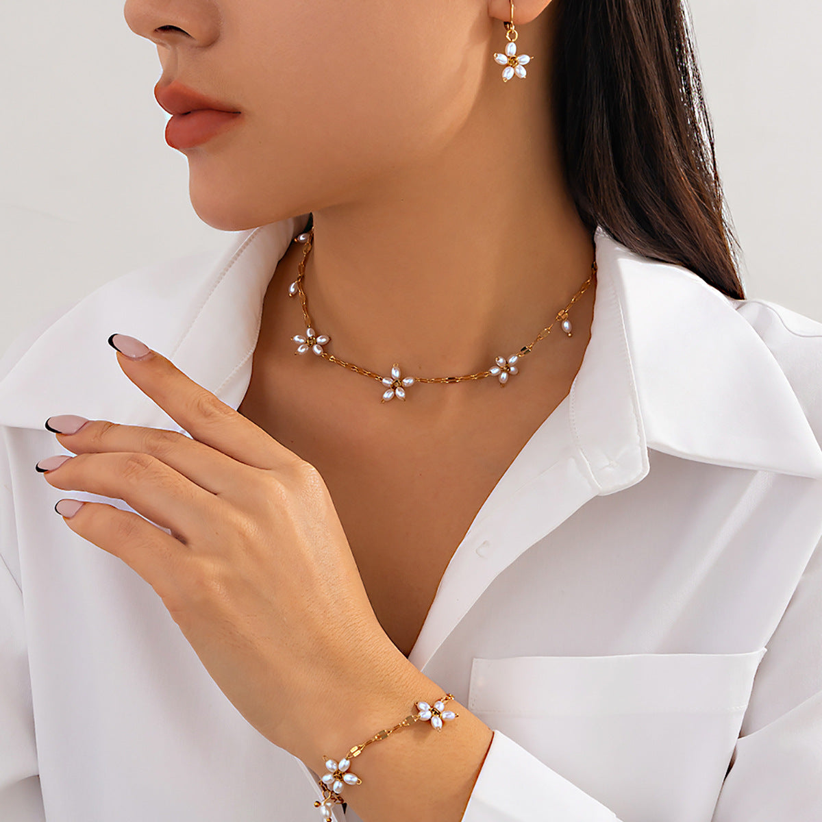 Minimalist Floral Fake Pearl Clavicle Necklace for Women with Single-Layer Chain and Handcrafted Detail
