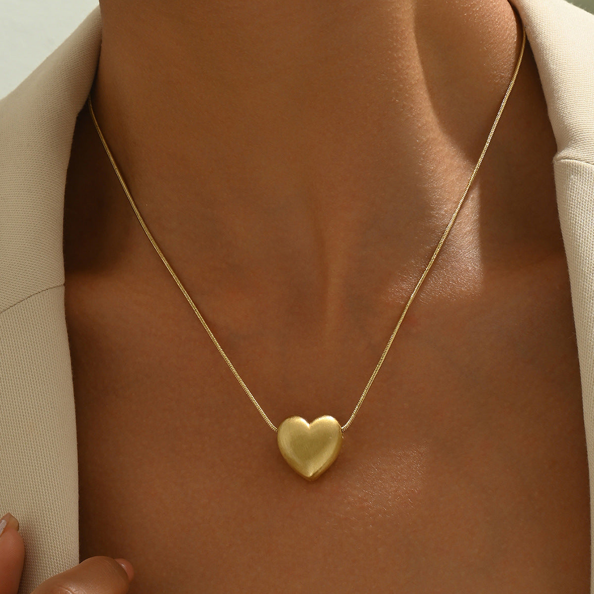 Elegante Collana da Donna con Ciondolo a Cuore Opaco in Rame Placcato, Minimalista con Catena Clavicola