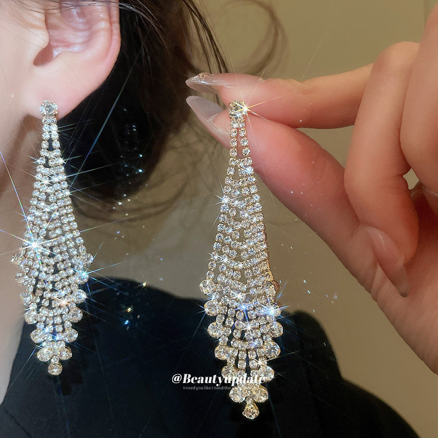 Orecchini pendenti da donna con nappine in stile europeo, intarsiati con strass e dalla forma geometrica