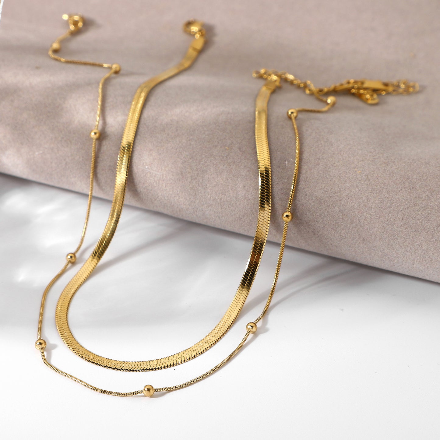 Collar gargantilla de acero inoxidable geométrico minimalista con cuentas chapadas en oro de 14 quilates y cadena de serpiente para mujer