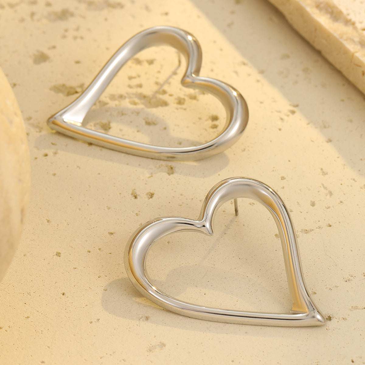 Aretes de acero inoxidable con forma de corazón a la moda con chapado en oro de 18 quilates para mujer