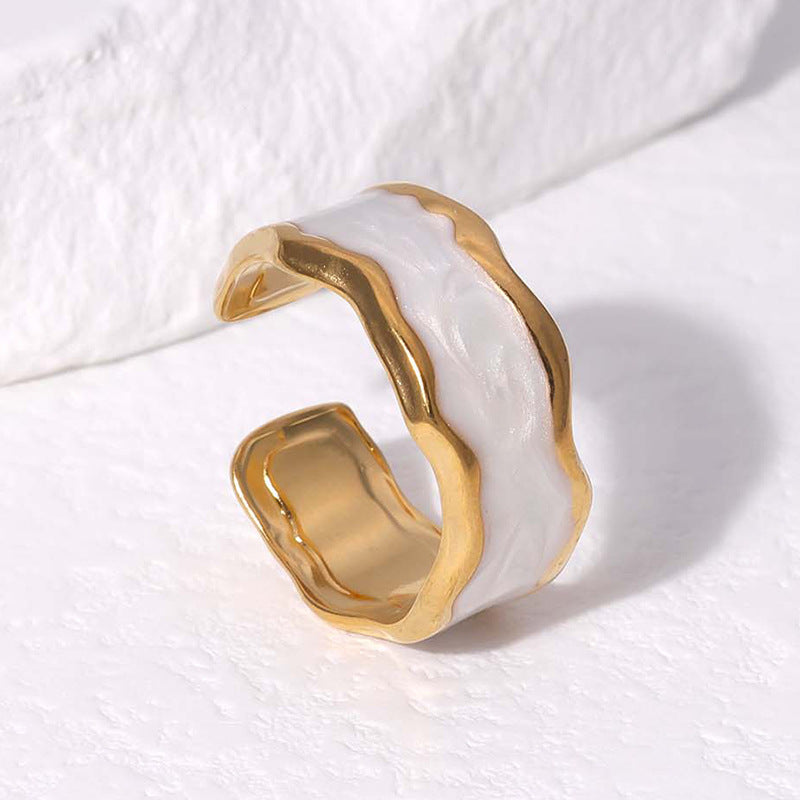 Anello Minimalista da Donna in Acciaio al Titanio con Finitura Smaltata e Fascia Aperta Irregolare Geometrica