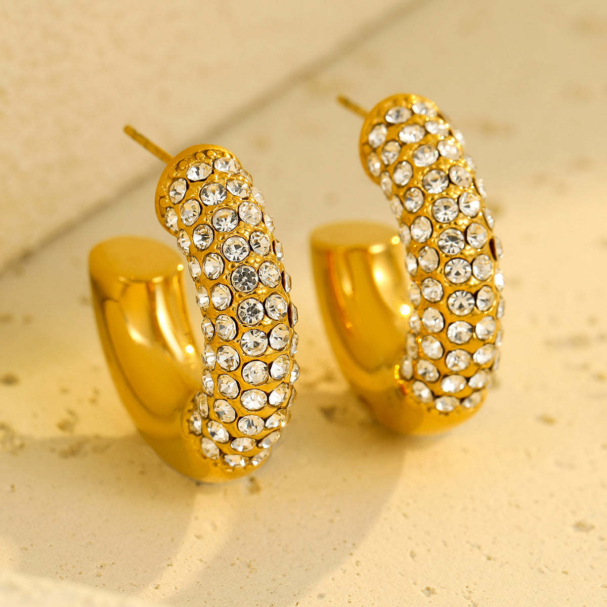 Pendientes de acero inoxidable en forma de C, estilo oficina a la moda, con incrustaciones de circonita de colores y chapado en oro de 18 quilates para mujer