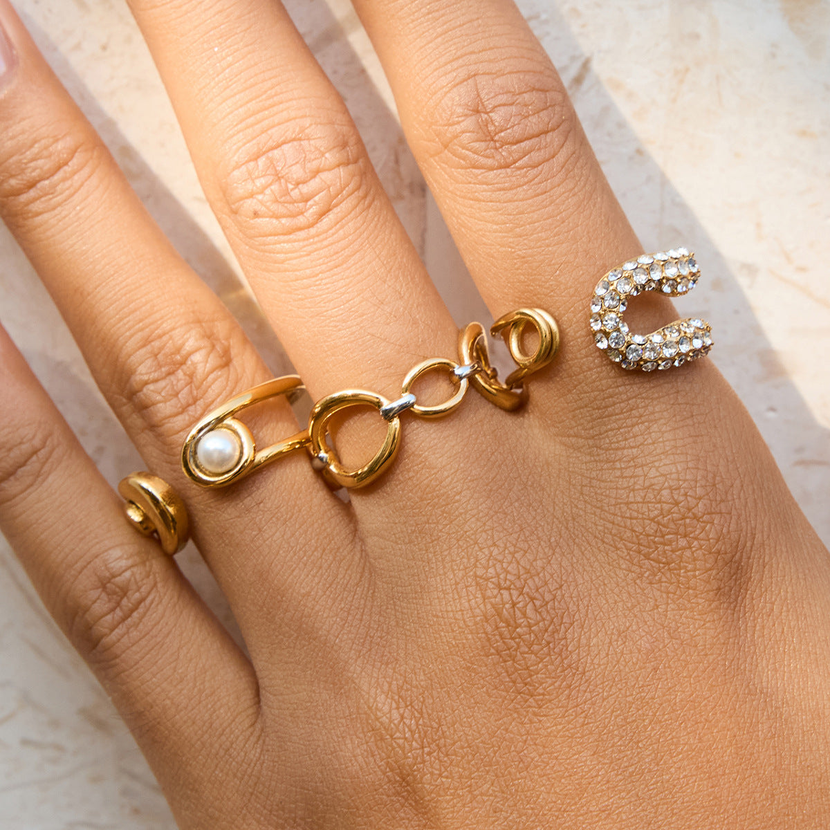 Anello da donna in acciaio inossidabile placcato oro 18 carati con perle di vetro a forma di graffetta geometrica alla moda
