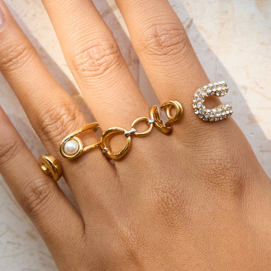 Anello da donna in acciaio inossidabile placcato oro 18 carati con perle di vetro a forma di graffetta geometrica alla moda