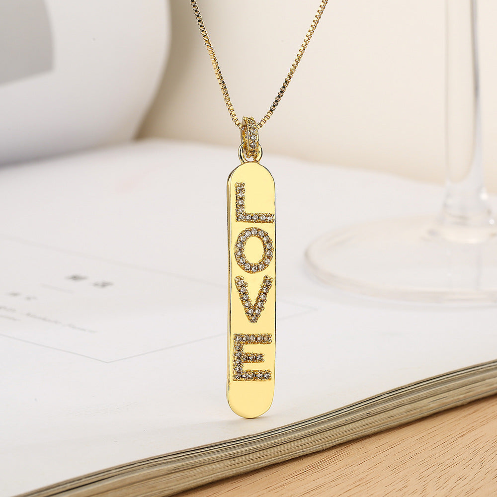 Collana con Pendente Minimalista Geometrico LOVE da Donna in Rame Placcato Oro con Intarsio di Zirconi