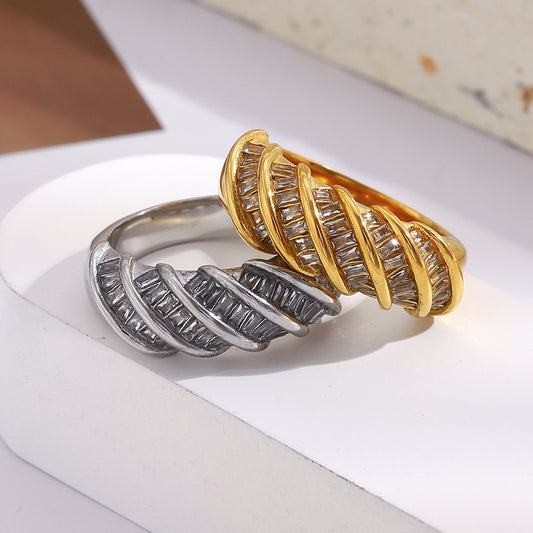 Anillo minimalista geométrico de acero inoxidable con baño de oro de 18 quilates y banda retorcida rectangular para mujer