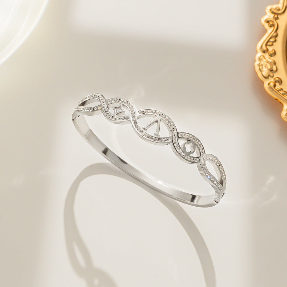 Bracciale da donna in acciaio al titanio a forma di V con trifoglio alla moda e finitura placcata