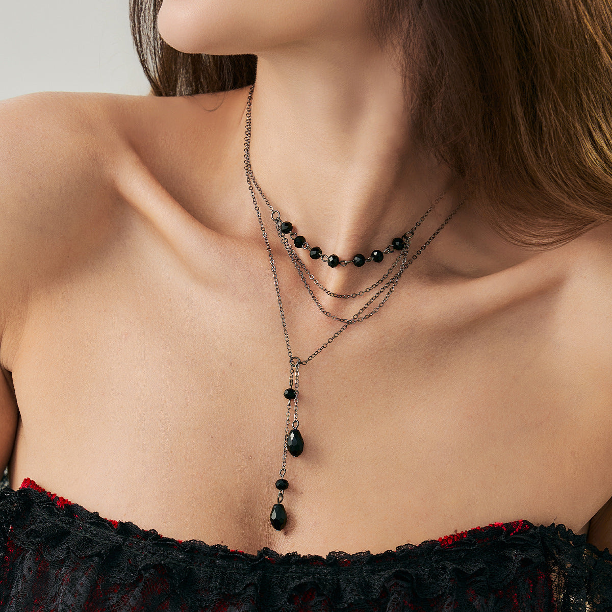 Collana con ciondolo a goccia di sangue gotico minimalista vintage da donna con dettaglio nappa, intarsio geometrico in cristallo, metallo galvanizzato, catena sottile