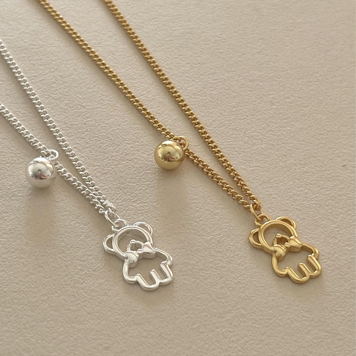 Collar con colgante de oso minimalista de plata de ley 925 con baño de oro en cadena cruzada para mujer