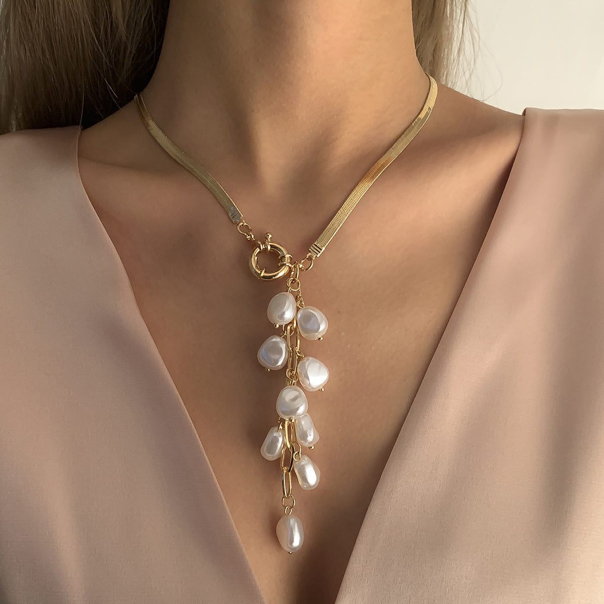 Collana pendente geometrica vintage da donna con perla finta a goccia e nappine su catena a serpente con finitura in metallo galvanizzato