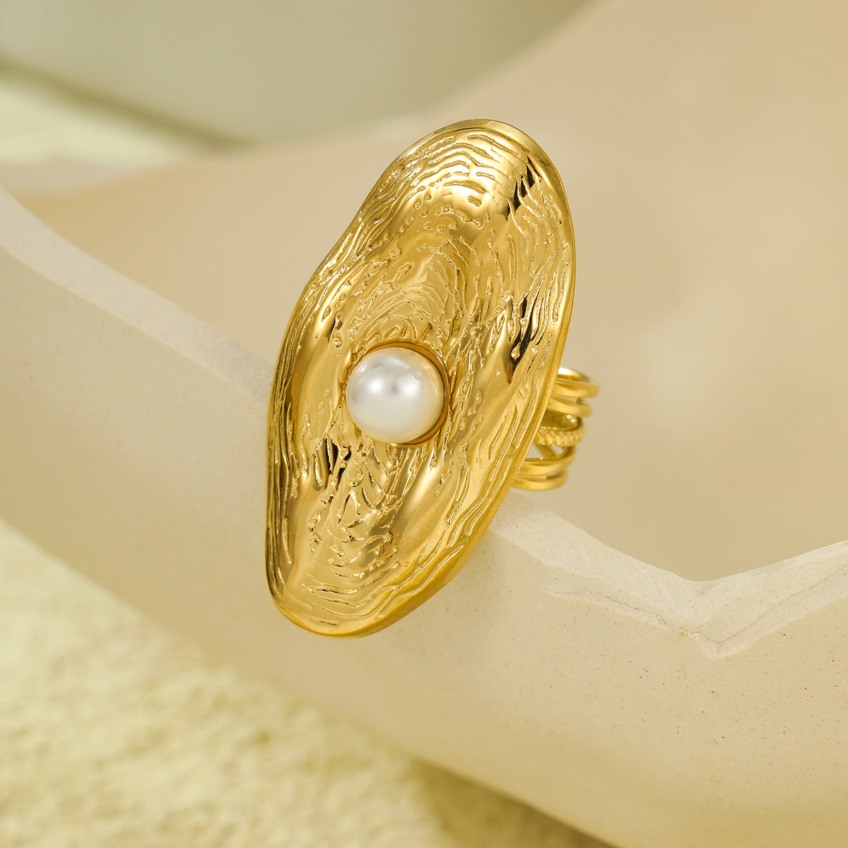 Anello da donna in acciaio inossidabile e titanio con perla ovale testurizzata, placcatura sottovuoto in oro 18 carati