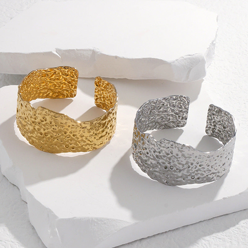 Pulsera ajustable de acero titanio con textura irregular y chapado en oro de 18K para mujer