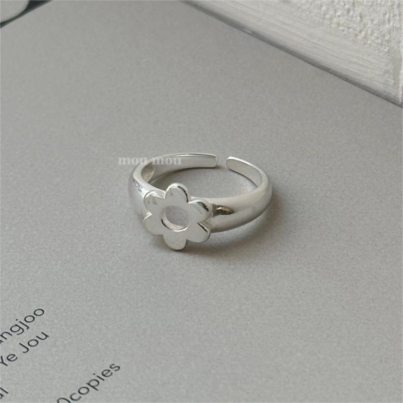 Anillo Minimalista de Plata de Ley 925 con Diseño Floral en Forma de Corazón y Detalles Cuadrados Biselados para Mujer