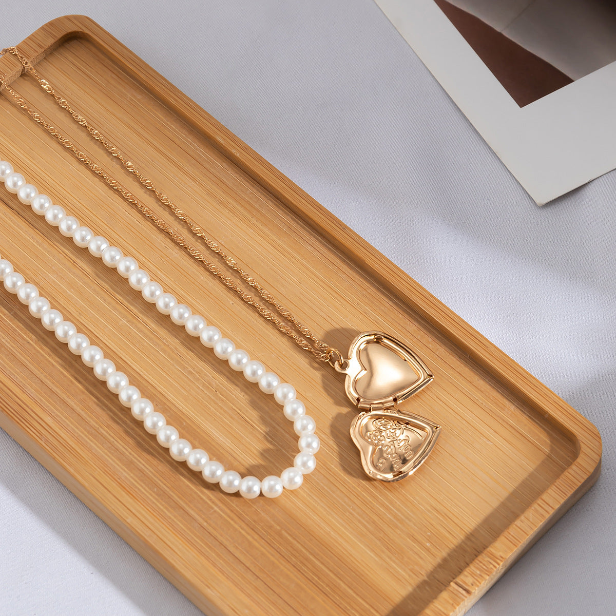 Collana con pendente a cuore dolce e audace da donna in lega con finitura galvanica su catena di perle