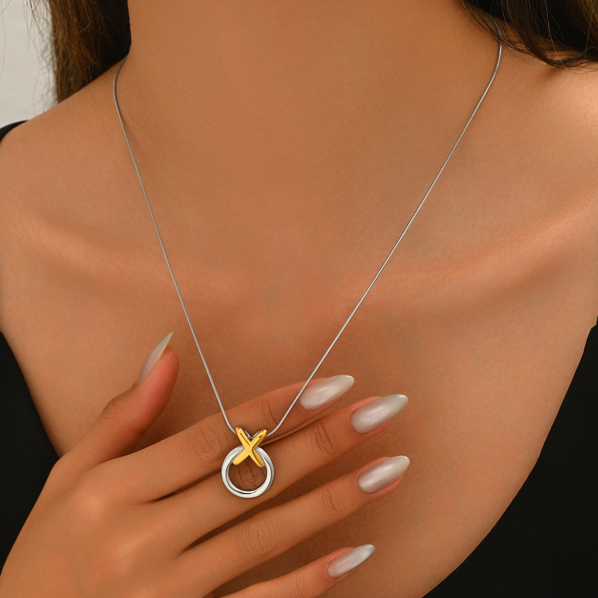 Elegante collar largo con forma geométrica de "XO" para mujer, de cobre con acabado galvanizado