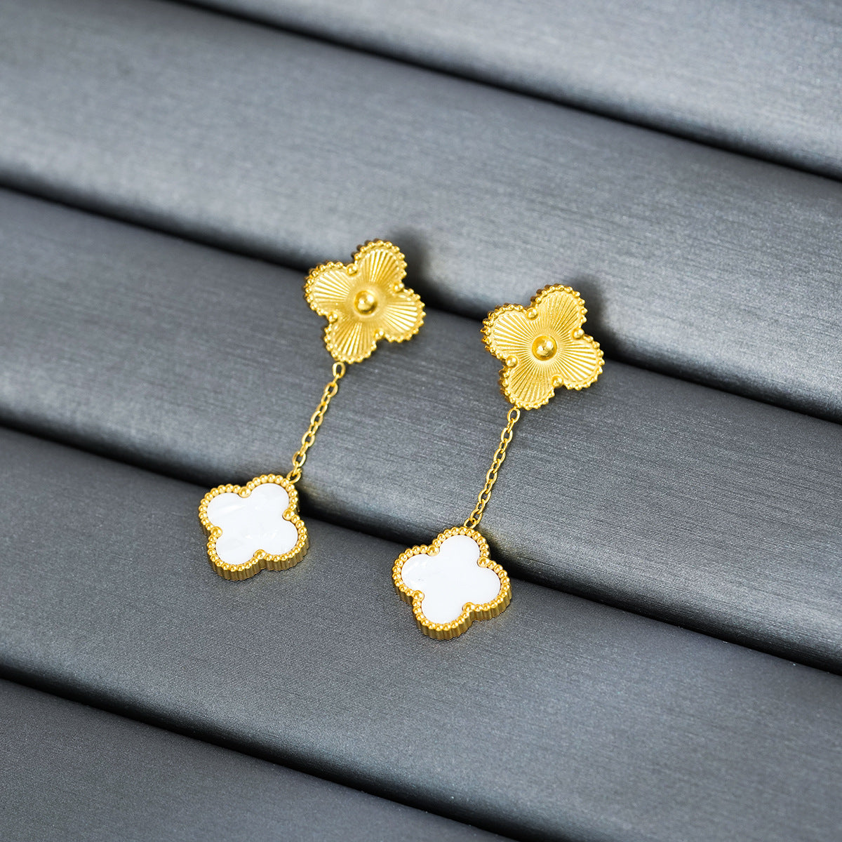 Conjunto de Collar de Trébol de Cuatro Hojas Geométrico Moderno Minimalista de Acero de Titanio para Mujer con Baño de Oro de 18K y Detalles de Nácar