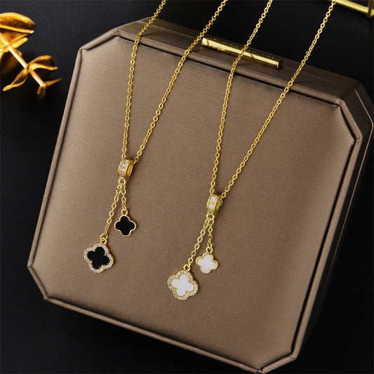 Collar con colgante de trébol de cuatro hojas de lujo minimalista en acero de titanio con detalles de diamantes de imitación y acabado chapado