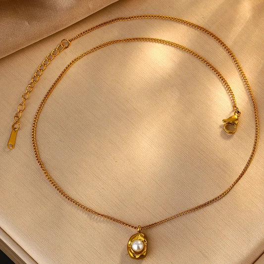 Elegante parure da donna con collana e orecchini in acciaio inossidabile placcato oro 18 carati e perle tonde