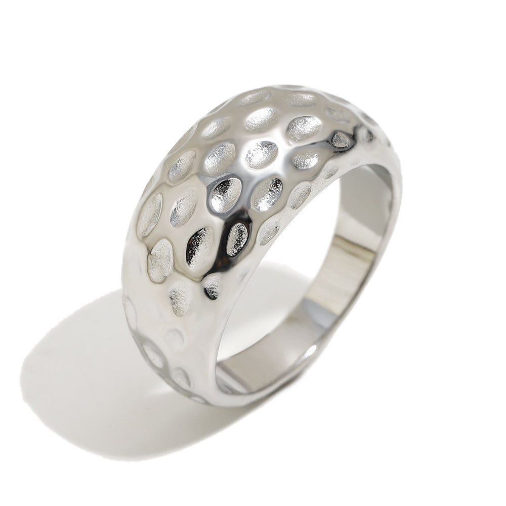Anello da donna minimalista in acciaio inossidabile martellato con design lineare e placcatura in oro 18 carati