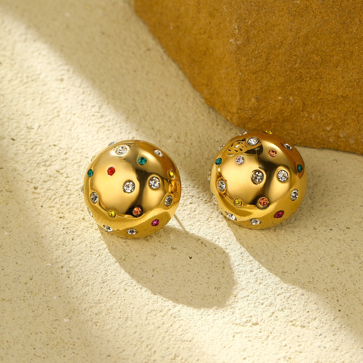 Aretes de acero inoxidable geométricos vintage con circonita colorida y acabado chapado
