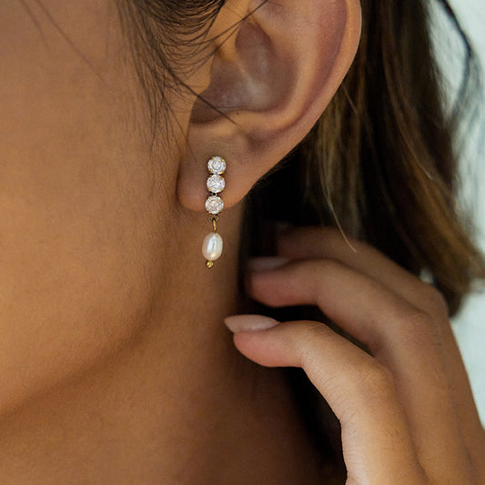 Pendientes de Botón Minimalistas Geométricos de Acero Inoxidable con Acentos de Perlas de Agua Dulce y Baño de Rodio para Mujer