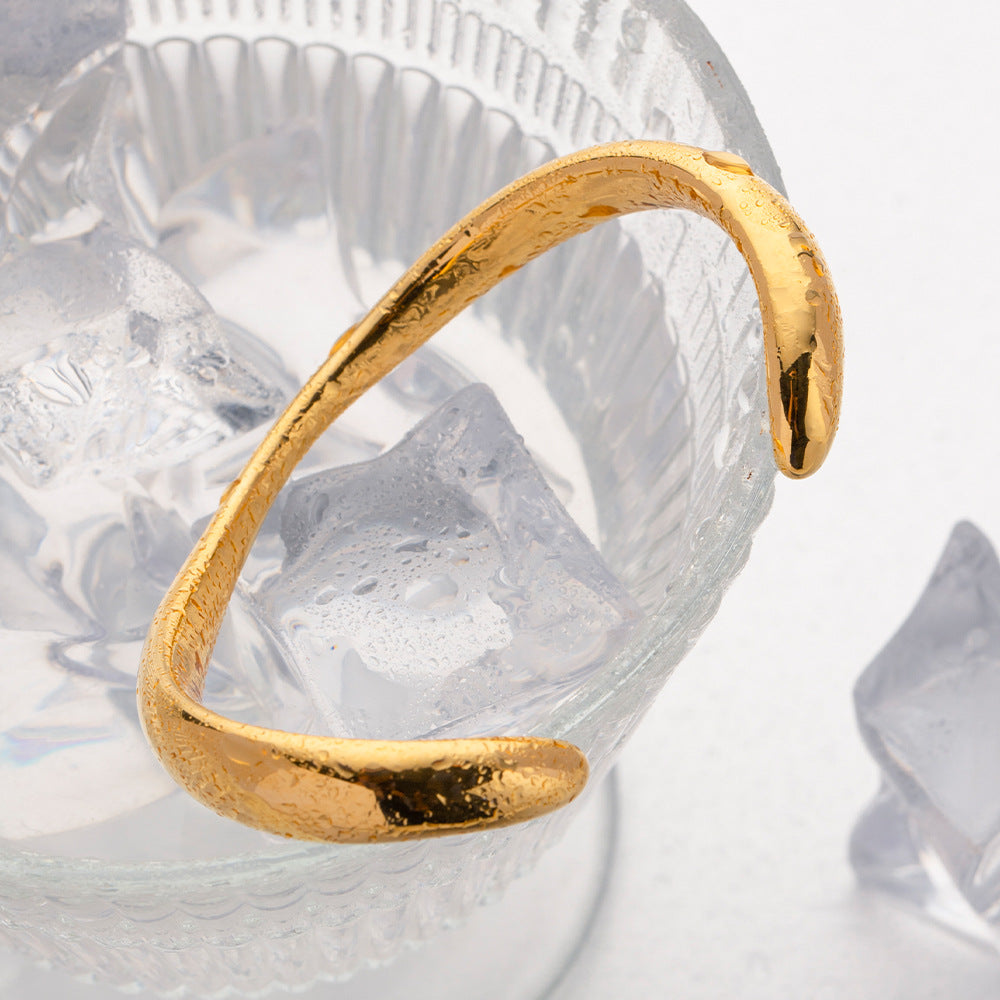 Pulsera de puño abierto con ondas geométricas estilo Ins, de acero inoxidable chapado en oro de 18 quilates con incrustaciones de perlas para mujer