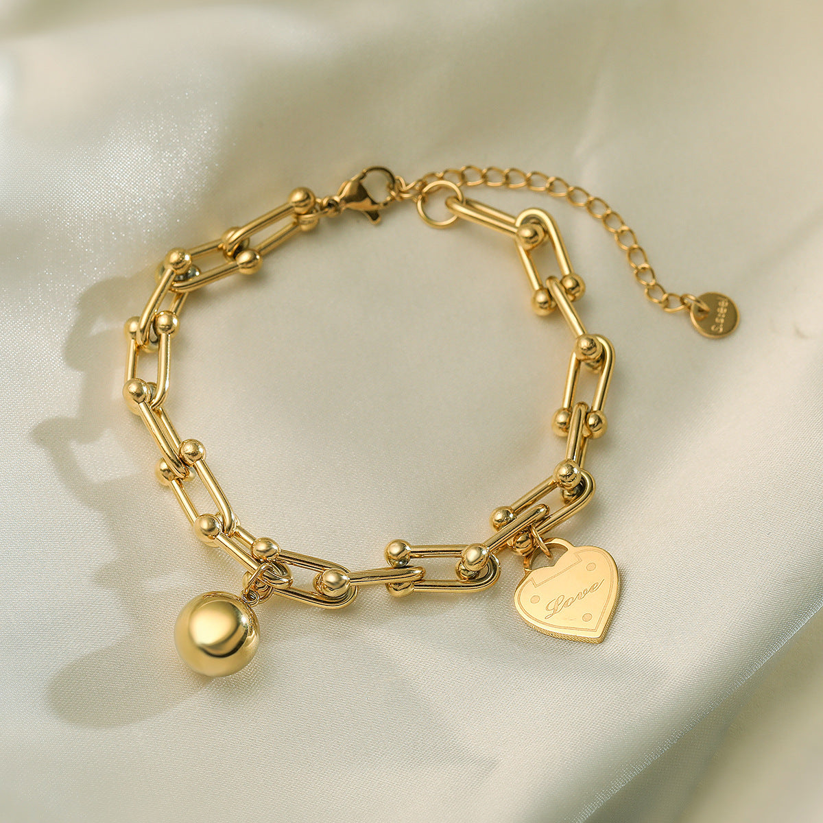 Bracciale da donna in acciaio inossidabile con ciondolo a cuore geometrico minimalista e finitura placcata