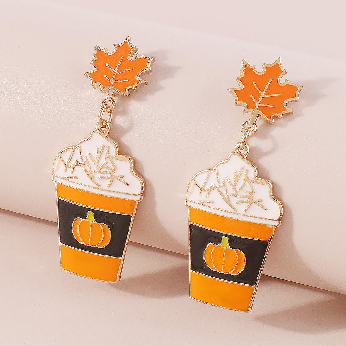 Pendientes de calabaza y hoja de arce geométricos dulces y atrevidos en aleación con acabado esmaltado para mujer