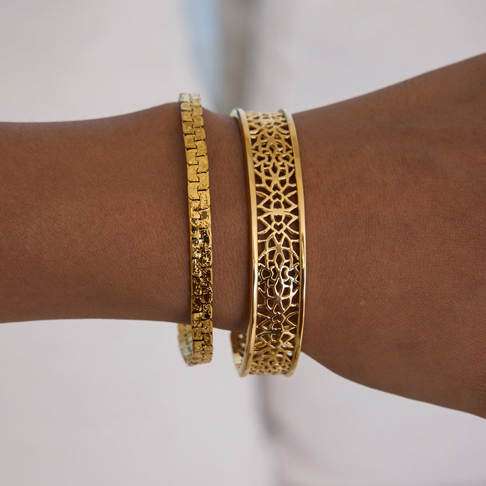 Pulsera Brazalete Abierta Minimalista Vintage de Acero Titanio para Mujer con Acabado Chapado y Diseño Circular Geométrico