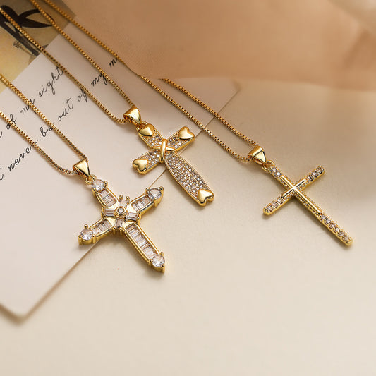 Collar de Cruz Minimalista para Mujer en Cobre con Baño de Oro de 18K e Incrustaciones de Zirconia