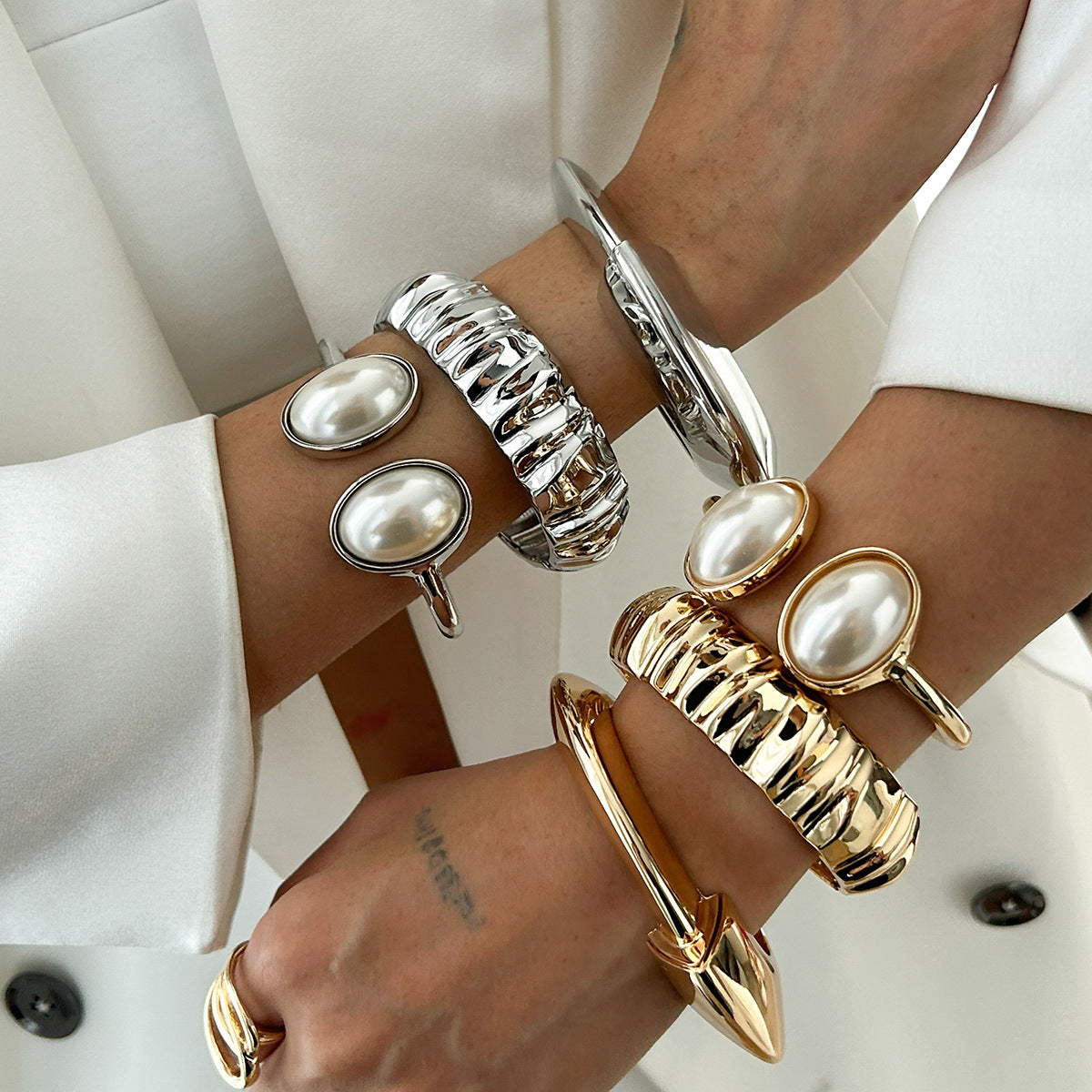 Bracciale Barocco con Perle Simulate da Donna in Lega Testurizzata Ondulata d'Ispirazione Vintage