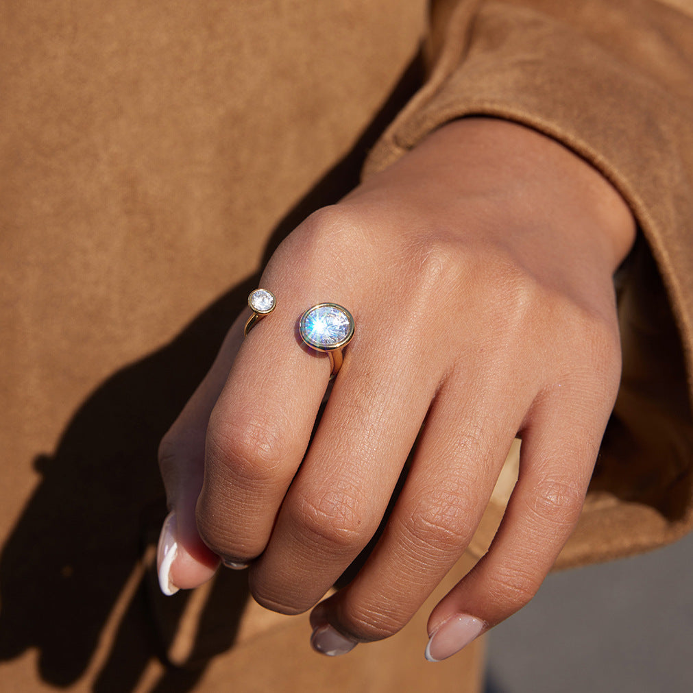 Anello di lusso geometrico in acciaio inossidabile con placcatura PVD in oro 18 carati e zirconi cubici da donna