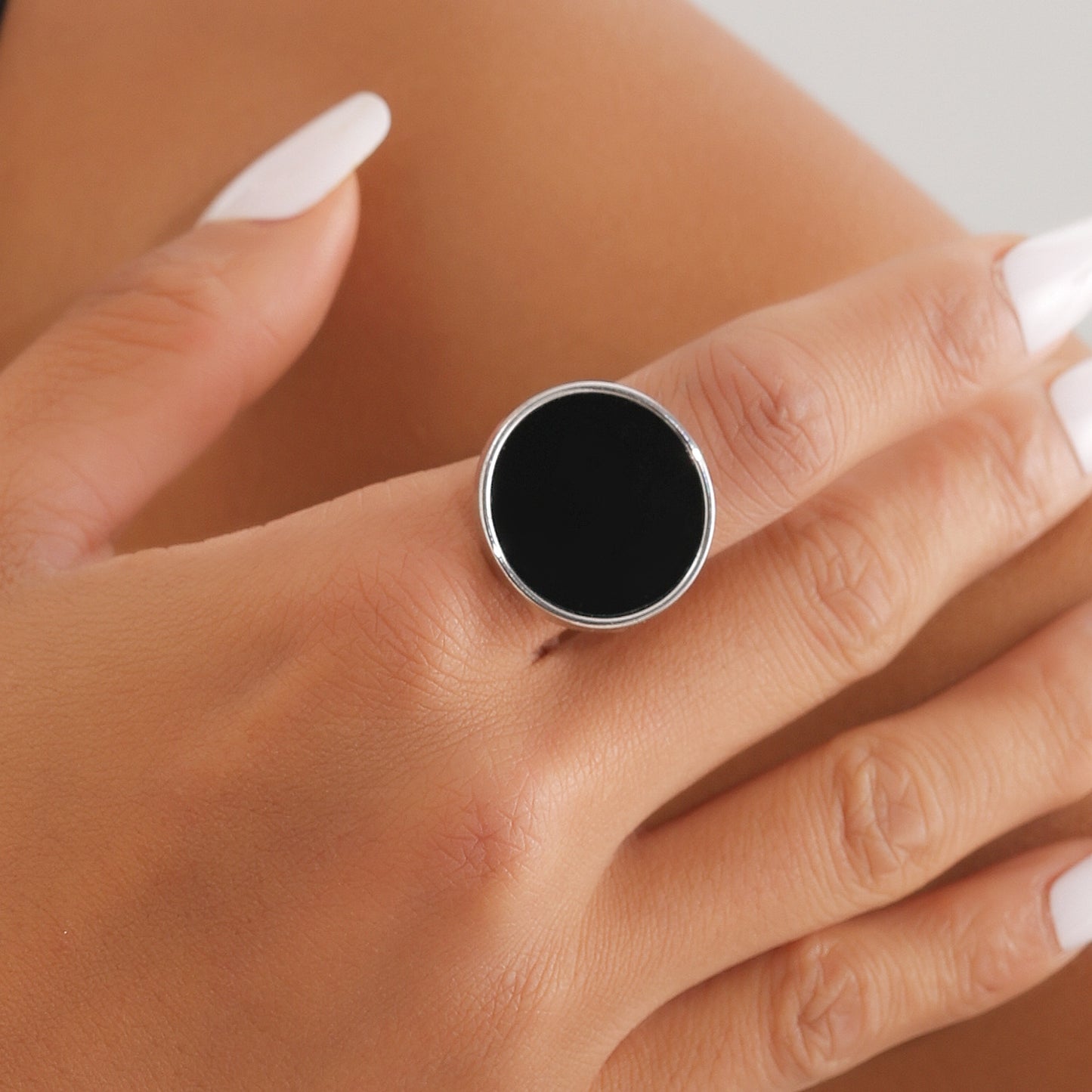 Anillo Ajustable de Metal Negro con Estilo Geométrico y Acabado Imitación Nácar para Mujer