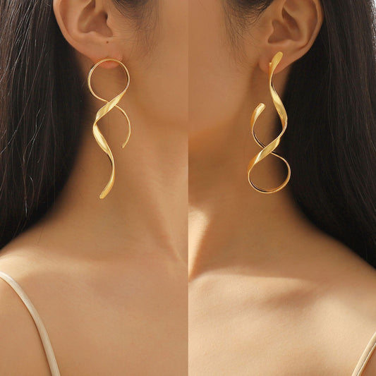Aretes de aro geométricos asimétricos dulces y atrevidos para mujer en aleación con acabado galvanizado