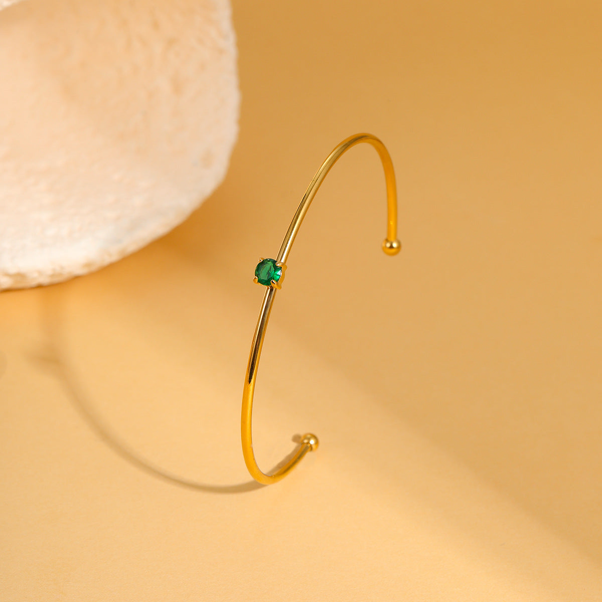Bracciale minimalista geometrico in acciaio inossidabile con placcatura in oro e intarsio di zirconi colorati come pietra portafortuna
