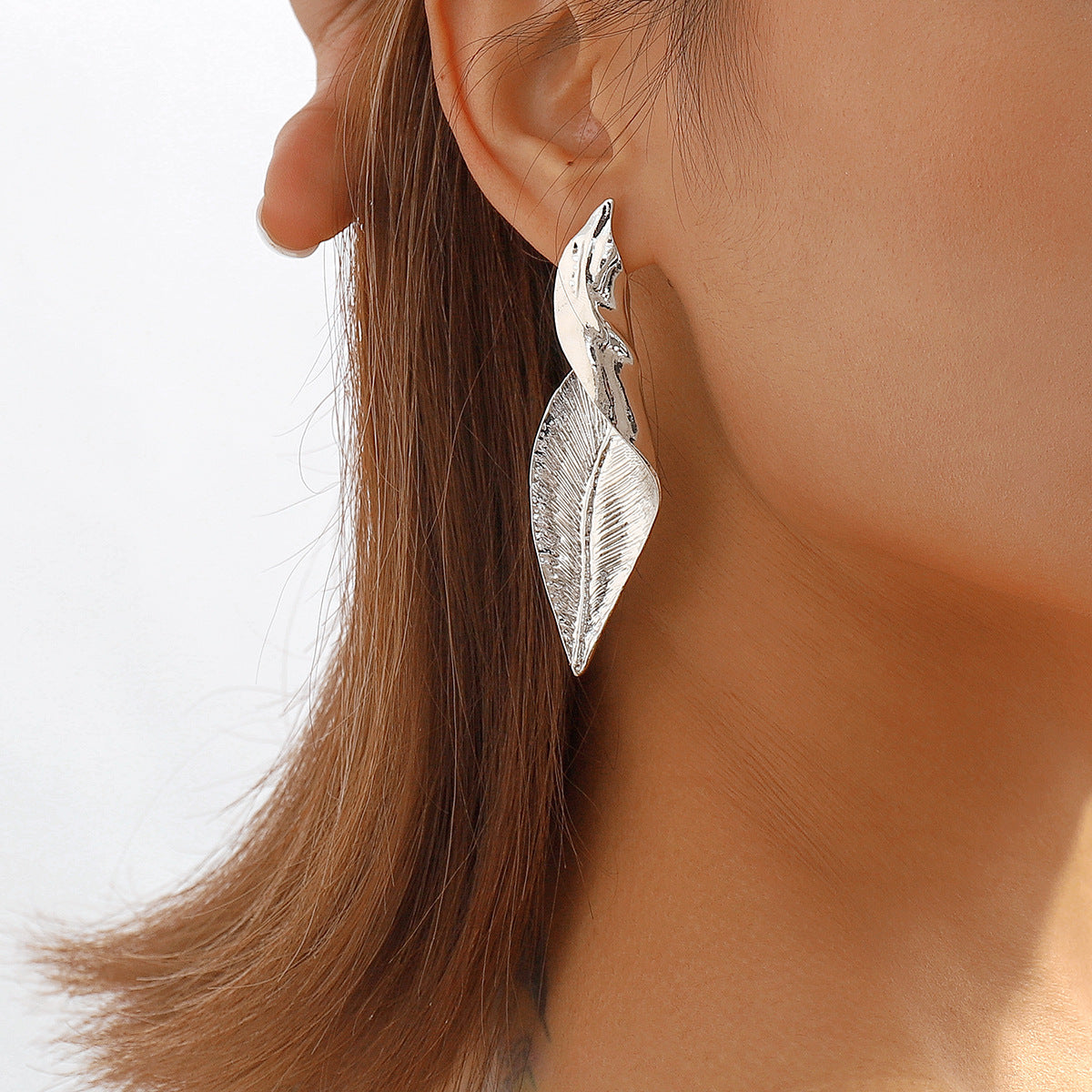 Aretes Geométricos Asimétricos de Hoja Retorcida para Mujer Aleación con Acabado Chapado Estilo Minimalista Atrevido