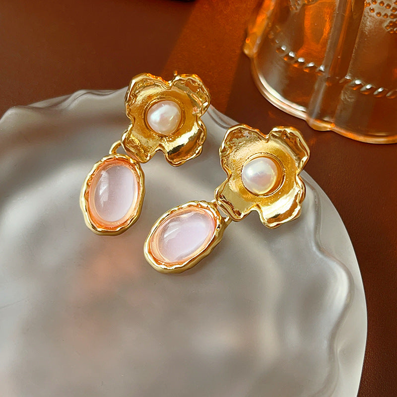 Pendientes de perlas geométricos de estilo vintage con base de aleación chapada en oro y postes de acero inoxidable para mujer