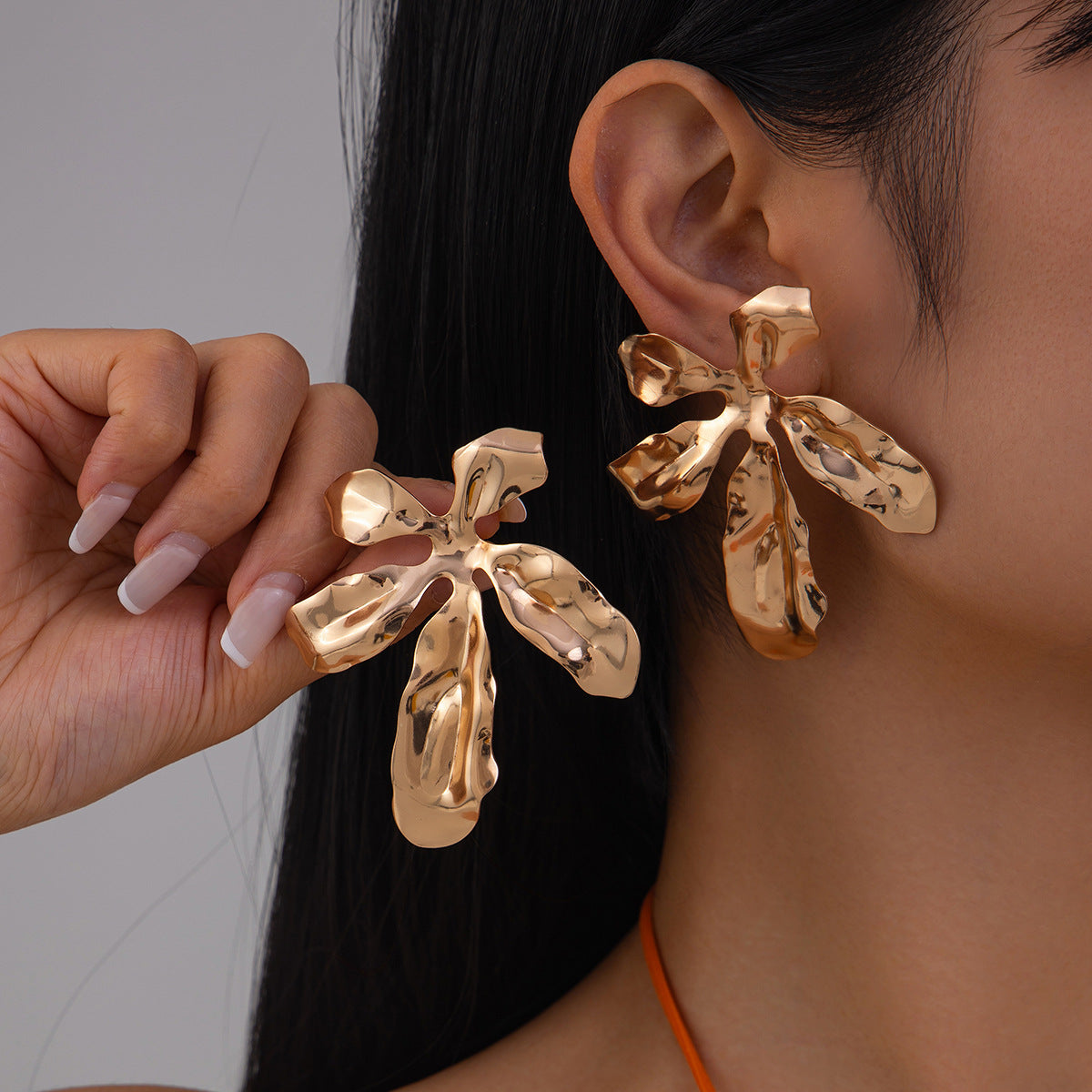 Pendientes de Tachuela Metálicos Geométricos Florales Asimétricos Exagerados para Mujer con Acabado Chapado