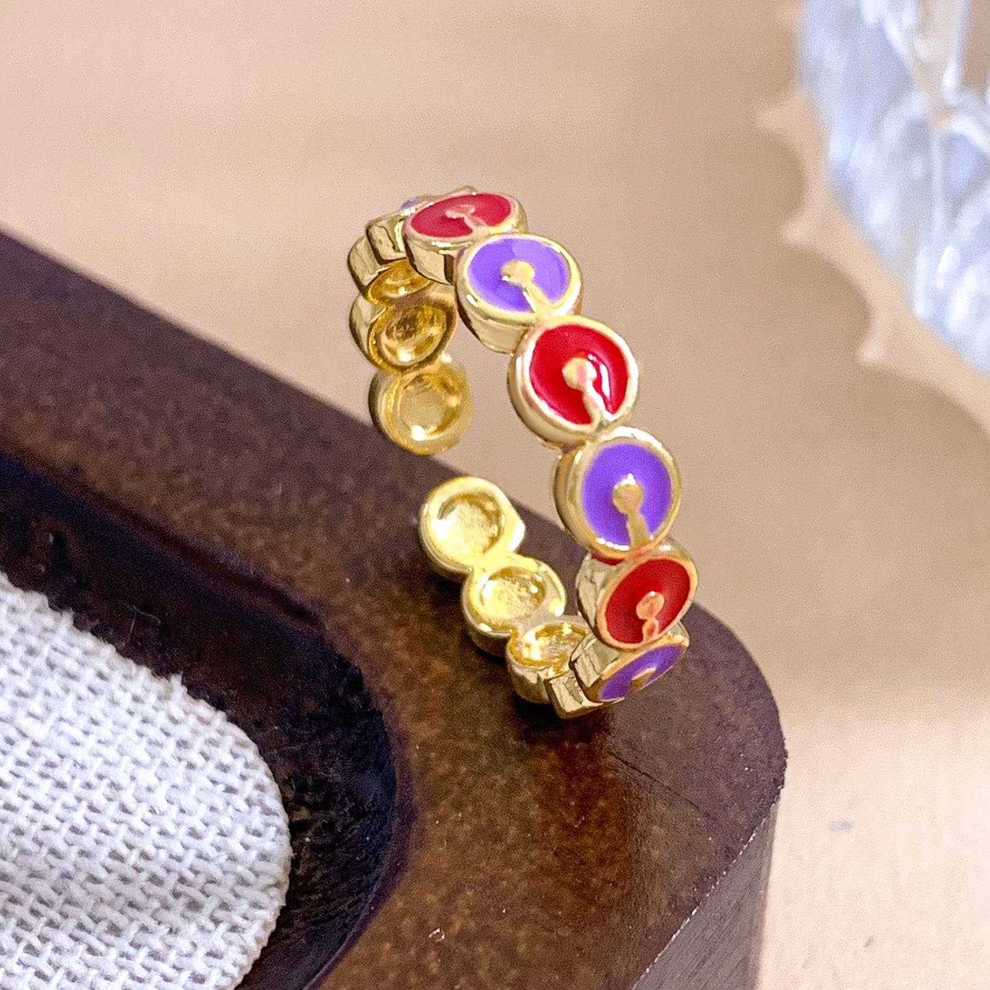 Anello da donna smaltato a pois geometrici, placcato oro, dolce e minimalista