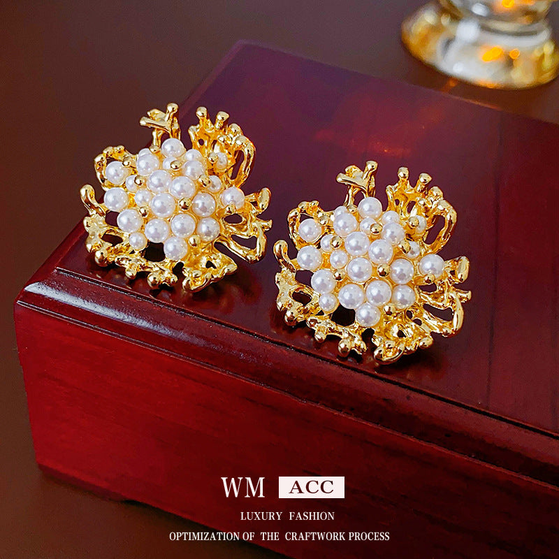 Pendientes de aleación floral vintage con postes de acero bañados en plata y detalles de perlas para mujer