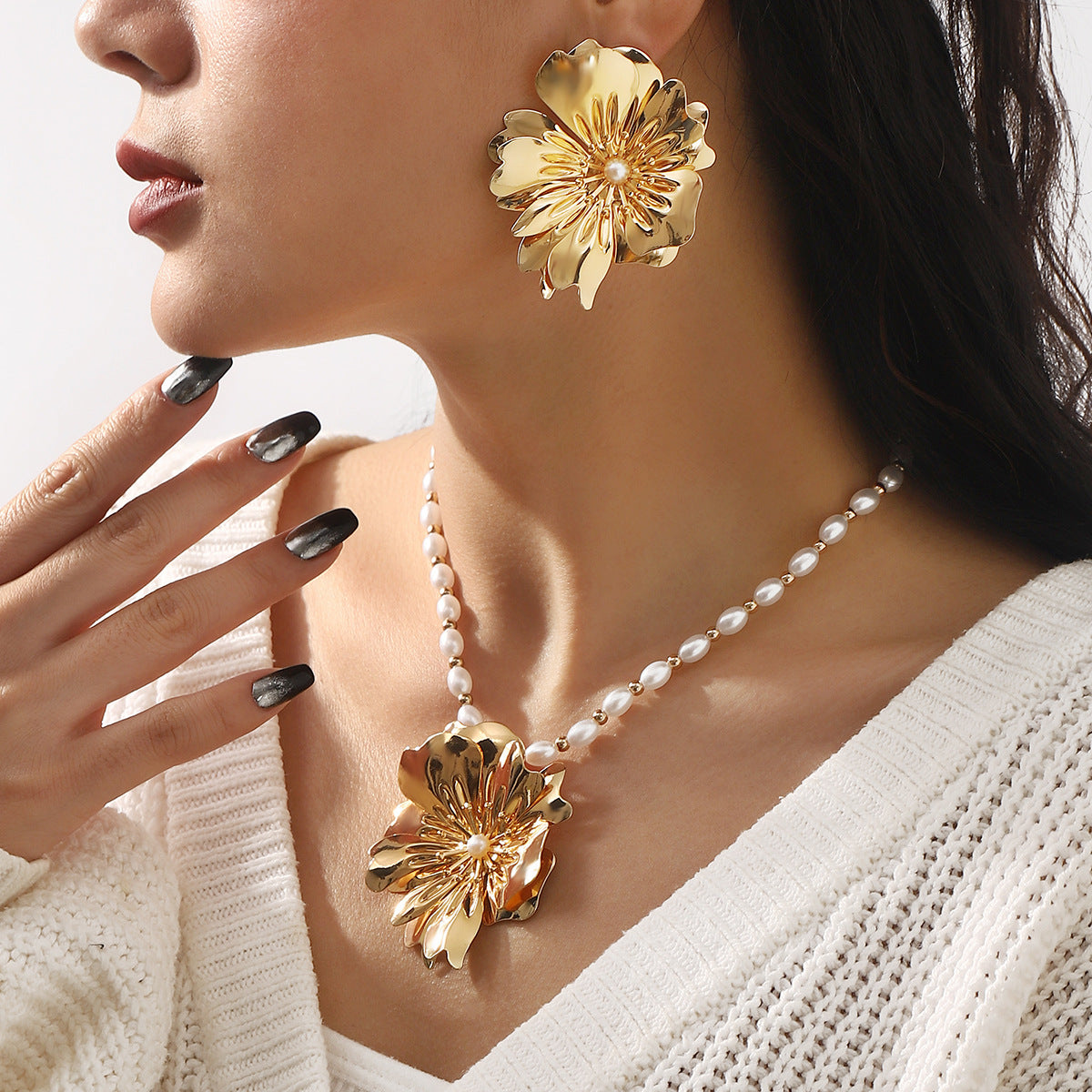Collana Vintage Floreale con Pendente in Lega e Perle su Delicata Catenina a Medaglione