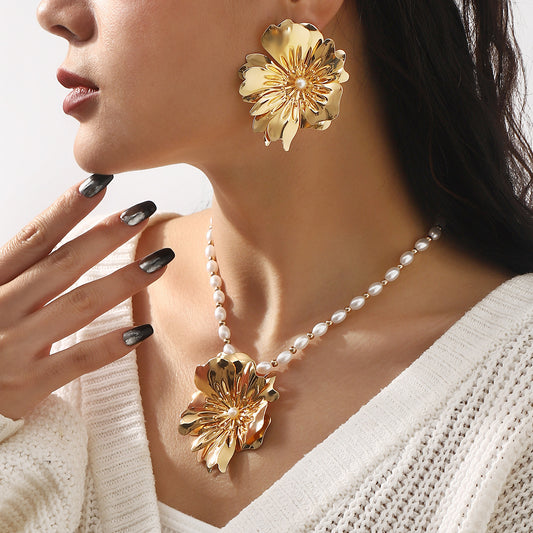 Vintage Floral Necklace with Alloy Pendant and Pearl-Style Beads on Delicate Locket Chain