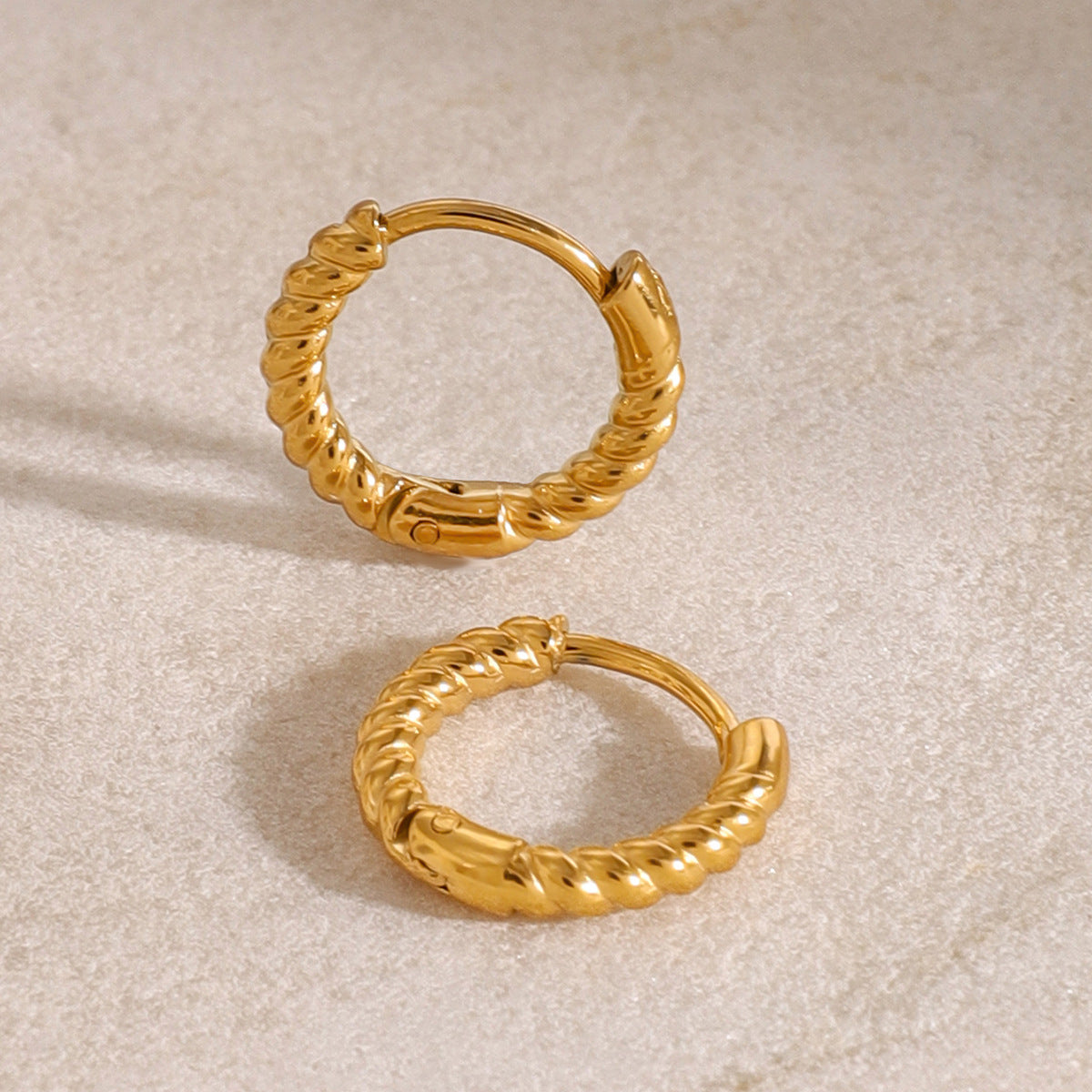 Orecchini a perno geometrici minimalisti in acciaio inossidabile con placcatura in oro 18K, design traforato per donna