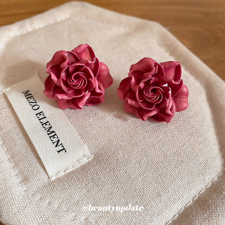 Pendientes de tachuela de flor de resina, minimalistas y elegantes, para mujer con postes de acero inoxidable, ligeros, de lujo, para uso diario