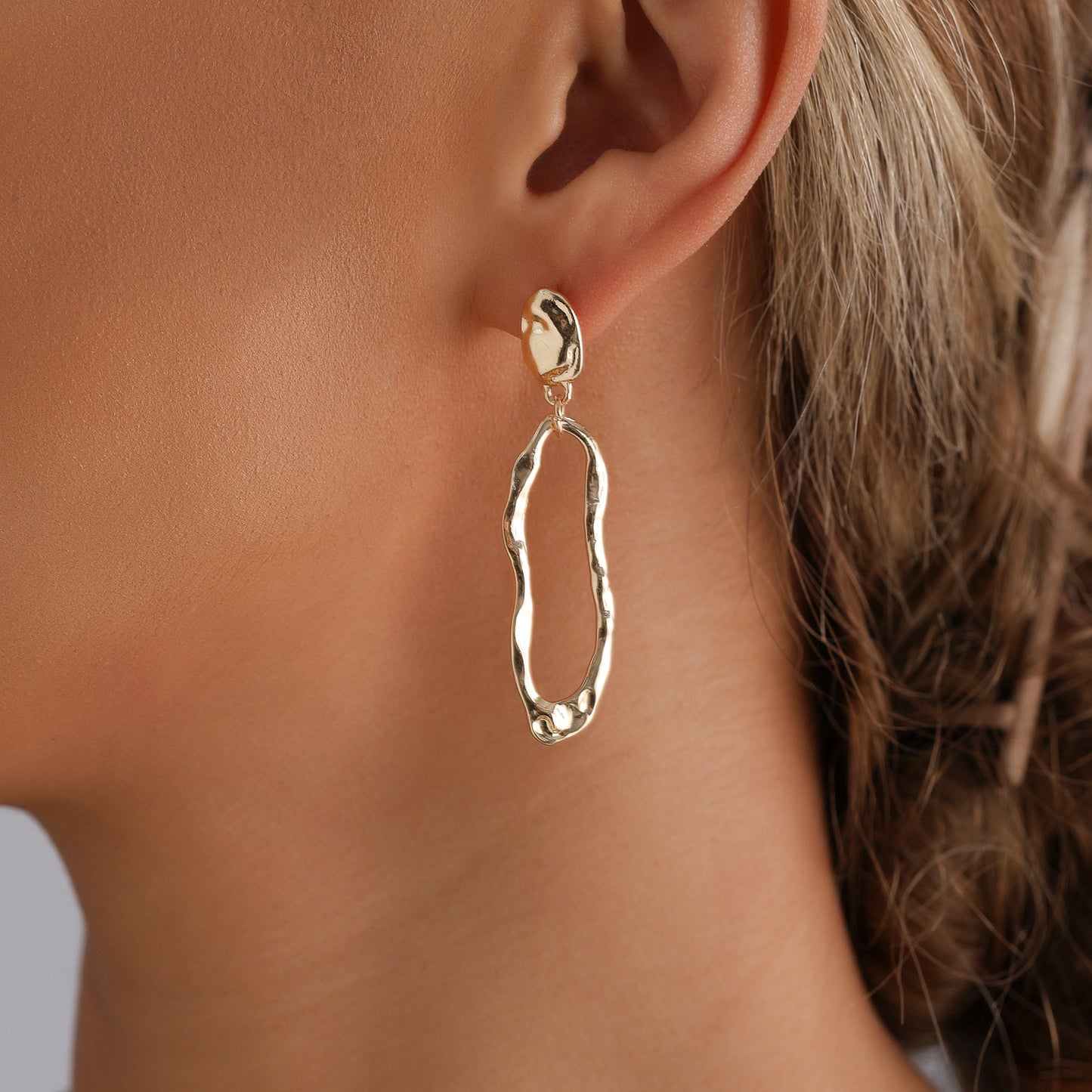 Pendientes de tuerca asimétricos geométricos vintage con perlas en aleación de zinc con acabado chapado para mujer