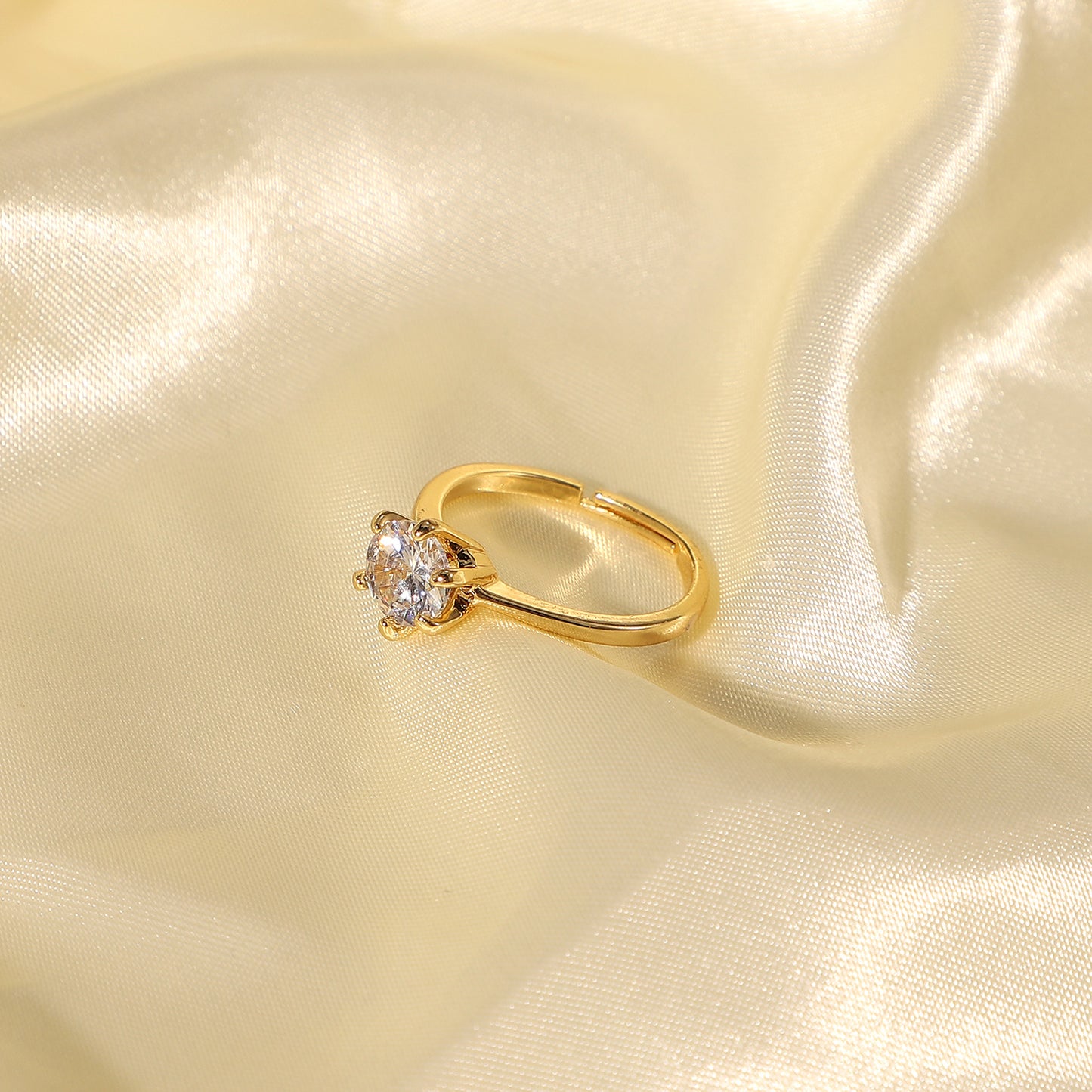 Anello rotondo con zircone bianco a sei griffe in stile cartone animato, in rame placcato oro 18 carati da donna