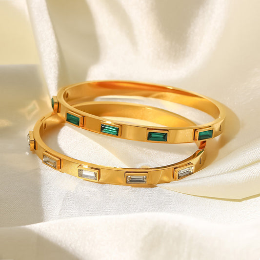 Pulsera Minimalista de Acero Inoxidable con Geometría, Incrustaciones de Circonitas Verdes y Blancas, y Acabado Chapado para Mujer