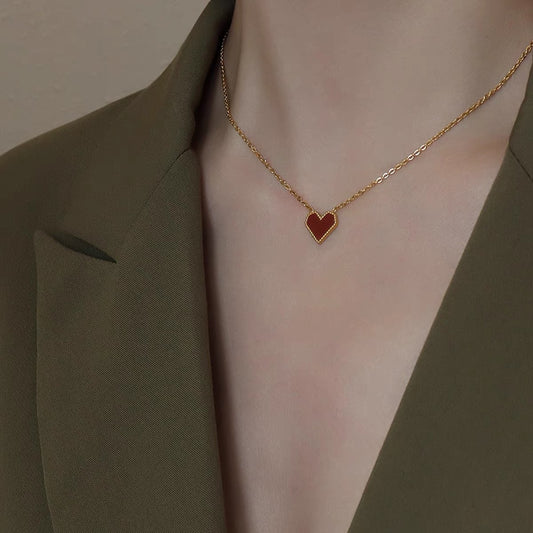 Collar minimalista de acero de titanio con corazón rojo para mujer con diseño de cadena de cruz