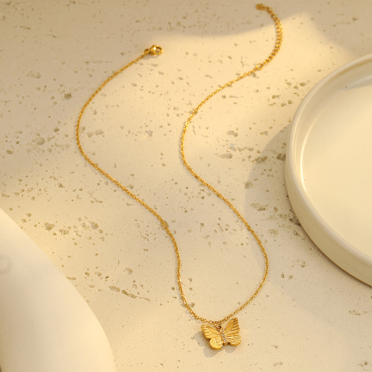 Juego de collar y pendientes de mariposa de acero inoxidable chapado en oro de 18 quilates a la moda para mujer